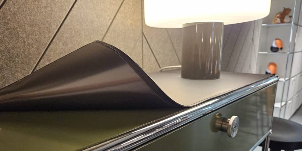 Auf einem USM M&ouml;bel liegt eine schwarze Lederauflage mit magnetischem Untergrund
